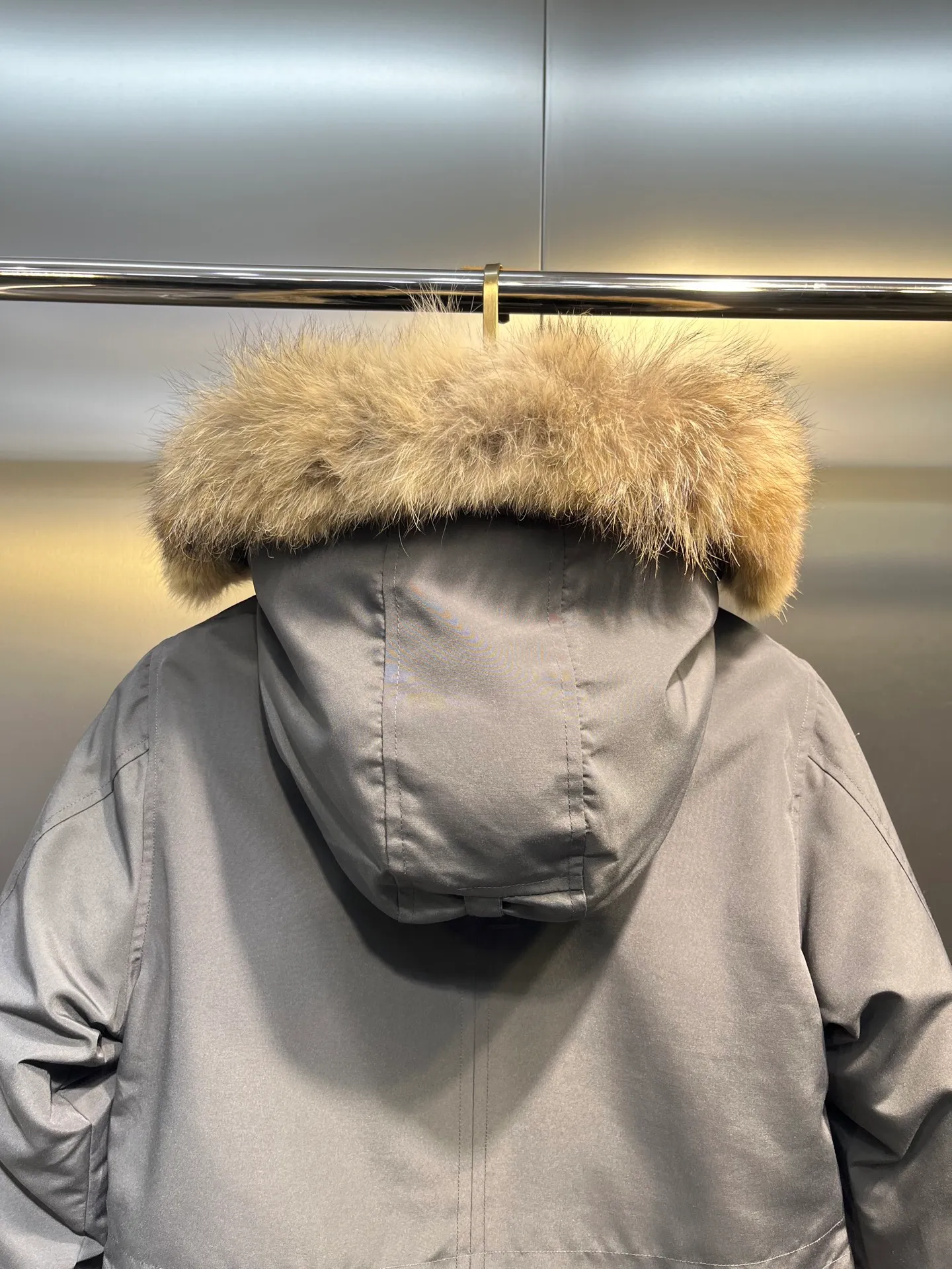 P860 Canada goose/Canada Goose 05 model 2580LA CANADA GOOSE/Canada Goose Rossclair parka women's down jacket, authentic original clothing molding, all accessories are custom-made from the original factory. This model is very unique. The zipper at the back can be opened to change into a dovetail style, with diagonal pockets and a layer of hidden pockets underneath. The official website has become a popular model. The softness and hardness of the fabric are compared with the genuine ones. It can be restored by kneading at will (fabric misunderstanding: fabrics with high hardness are not waterproof. Only those who buy the latest genuine version this year will notice the softness and comfort of the fabrics). The down is synchronized with the genuine white duck down. It is fluffy and not lumpy. The electronically controlled down charging machine is used to fill the zippers with customized genuine YKK zippers. High hardness and no lag. The fur collar is purchased from the same manufacturer as Wolf Hair. (Cooperative factory 2019 Canadian wolf skin auction and Big Goose official auction of wolf skin fur collars on the same site) All workmanship and wiring are controlled by workers with more than ten years of service. They must be horizontal and vertical, and are not crooked. The density of the inner wiring is more exquisite. Compare at will. Big goose label, collar label, washed label, hang tag, zipper rope, pocket label, back label, collar velvet, Velcro fasteners, all details of the cuffs are updated simultaneously with the original product, the best version, and the most complete color matching. The fighter in World 05 battles various world goods. Size: XS-XL